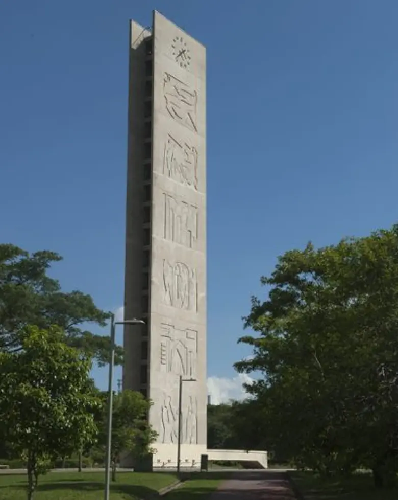 USP - Torre do Relógio Foto: Julio Bazanini Fonte: https://jornal.usp.br/cultura/os-monumentos-da-cidade-universitaria-a-torre-do-relogio